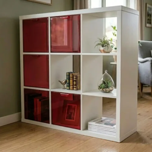 Cubi plexiglass per mobile ikea su misura. Colori vivi traslucidi, riflessi luminosi, dal mobile di base economico in arredo di effetto design immediato