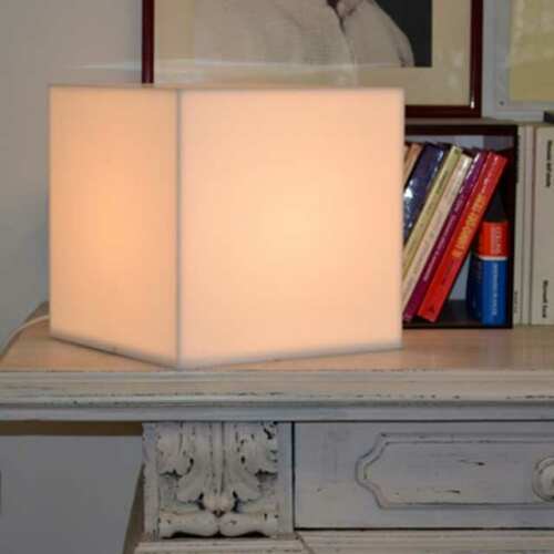Lampada plexiglass opal cubo diffonde la luce in modo uniforme, sur mesure. Tutta bianca puoi metterla su un mobile o appoggiarla à terra.
