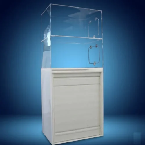 Mobile vetrina plexiglass a copertura di un mobile a serranda