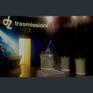 Piramide plexiglass illuminata led stand dz trasmissioni 1
