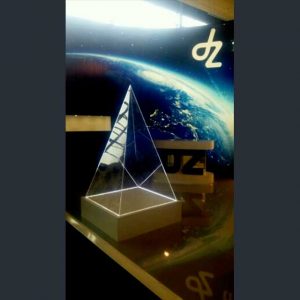 Belle pyramide plexiglas illuminée a LED stand éclairée à la base, parfaite pour le thème cosmique choisi. Une porte et c'est un présentoir!