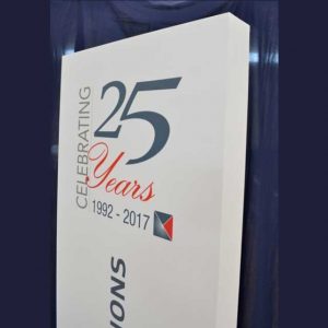 Dettaglio da vicino del Totem pvc e stampa anniversario 25° anno