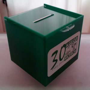 Urne plexiglass vert collecte fonds, Ageop a choisi un beau vert avec logo imprimé. Couvercle à glissière et cadenas , 10 urne +1 gratuita.