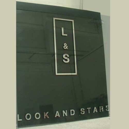 Cartello plexiglass fumè con lettere specchio in rilievo quadrato con lettere singole in specchiato argento in rilievo sul fumè scuro