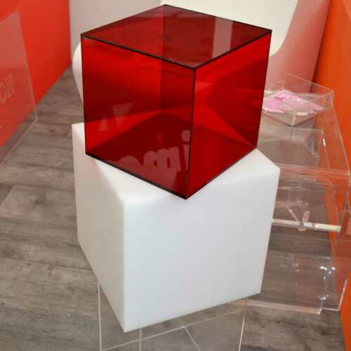 Cube présentoirs en plexiglas rouge et opale à cinq côtés, polyvalents, pour meubler, les présentoirs et dans les vitrines. Indispensables!