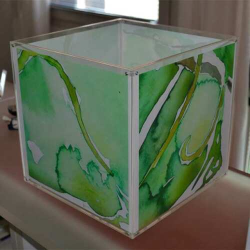 Cubo plexiglass illuminato a tasche, lampada dell'artista Sandra Senni. I 4 acquarelli sono creati a secondo della misura della tua lampada.