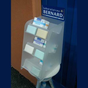 Espositore plexiglass farmacia in bi satinato 5 mm con ripiani inclinati a scaletta per la stabilità dei prodotti e logo del marchio stampato