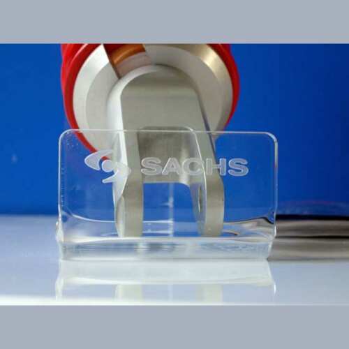 Espositore plexiglass marcatura laser Sachs per l'industria, minimaliste, trasparente, è costruito per sopportare un prodotto pesante.