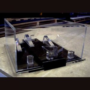 Bellissimo Espositore in plexiglass con serratura per oggetti preziosi di Furla, posizionati sulla base nera e il coperchio è a scatola