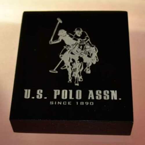 Presse-papiers plexiglas noir gravé U.S.Polo. Les presse-papiers durent éternellement et sont excellents pour véhiculer votre publicité