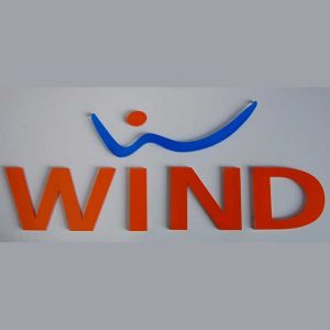 lettere plexiglass insegna Wind con applicazione PVC adesivo Wind