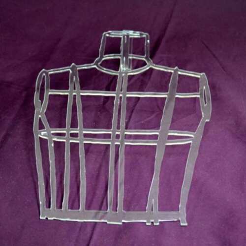 Plexiglas transparent découpé à mannequin fait partie avec des cubes d'un décor pour meubler la vitrine d'une boutique de mercerie....