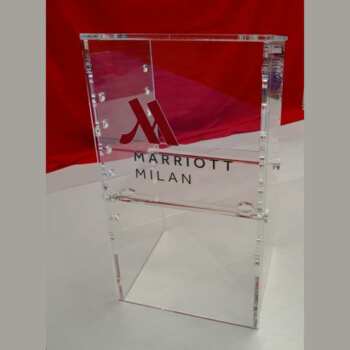 Bellissimo leggio plexiglass Hotel Marriot di Milano interamente in plexiglass trasparente applicazione di plexiglass rosso per il logo