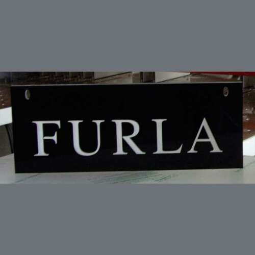 Plaque en plexiglas noir avec lettres blanches Furla a réalisé des plaques et des lettres en 10 mm. Le résultat est un écrit en relief de fort contraste