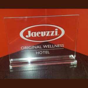Targa plexiglass promozionale Jacuzzi per i distributori dei prodotti del marchio. In trasparente, logo e testo sono marcati a laser