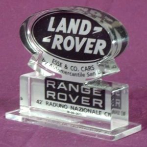 Targa plexiglass logo Land Rover su trasparente con marchio tagliato al laser. Il logo stampato, sagomato anche lui, è applicato sul retro