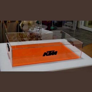 Présentoir boîte plexiglas KTM fait de 2 boîtes sans couvercle avec ajout de charnières et, ORIGINALE FERMETURE réalisée avec le logo.