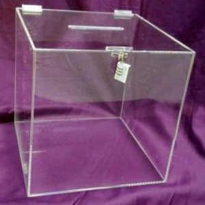 Urna plexiglass grande per raccolta informazioni, raccoglie delle schede compilate. E provvista di un lucchetto a combinazione. cm 50x50x50