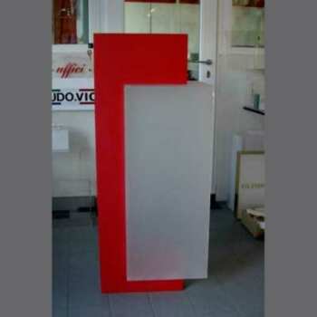 Molto speciale questa urna plexiglass satinato e PVC rosso ad incastro! é composta di 2 materiali e forme completamente diversi. H 140 cm