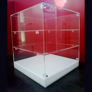 Vitrine a cube plexiglas base opale 3 étagères, compartiments de même hauteur, conçue pour les gâteaux dans les  pâtisseries et bars, 1 porte.