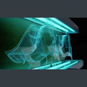 Vetrina plexiglass sagomata trasparente è modellato per ottenere quella forma ondeggiante. Sono 2 vetrine montate ad incastro in una parete