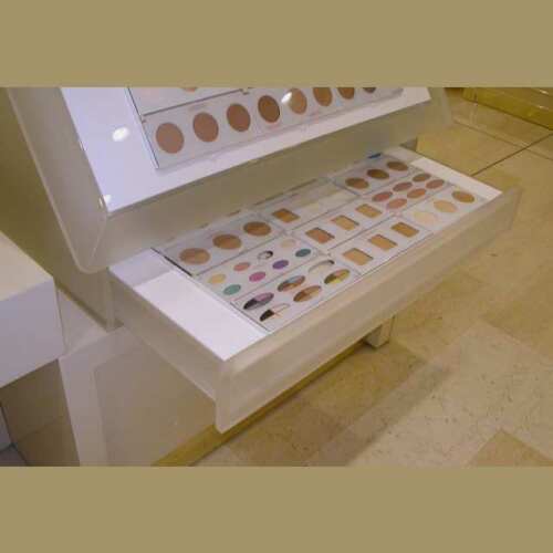 Cassettiera espositore plexiglass satinato e opal per profumerie con specchiera fatta su misura per i campioni di trucco/make-up della marca.