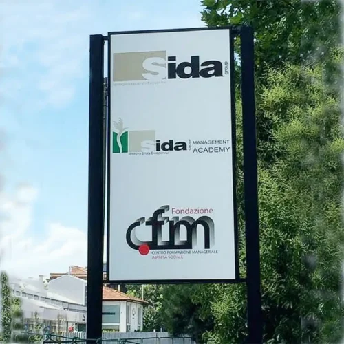 Insegna PLEXIGLAS a Bandiera Luminosa la Soluzione Bifacciale, multi aziende