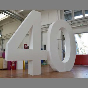 Sagoma polistirolo gigante 40° anniversario per un'azienda è in polistirolo alta densità. Lo spessore è di 50 cm, l'altezza raggiunge 300 cm