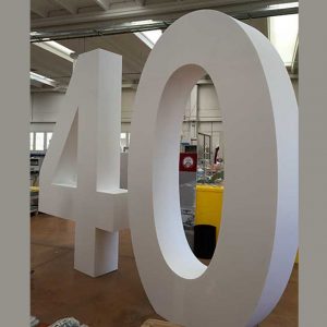 Logo géant polystyrène autoportant anniversaire de société en polystyrène haute densité. Chiffres de 50 cm et la hauteur atteint 300 cm.