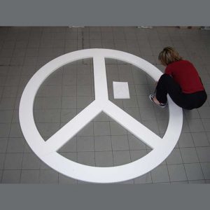 Préparation du logo avant peinture Logo de la Paix en polystyrène