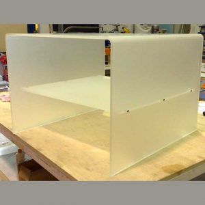 Elegante table basse table de chevet plexiglas satiné, de 10 mm, intérieur et extérieur satinés. Forme à cube de 60x60H50 cm, à "U" inversé,