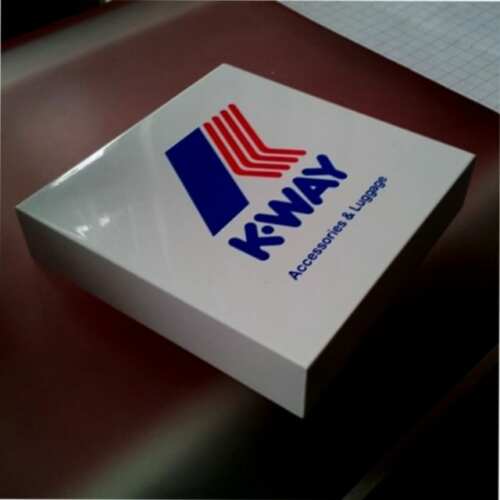 Fermacarte design plexiglass stampato K-Way. Oggetto di classe, da tenere, ottimo per diffondere la TUA pubblicità come regalo aziendale