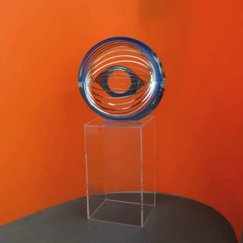 Piédestal plexiglas porte objets design parallélépipède à 5 côtés. Trés simple, en matériel transparent de 3 mm, pour une hauteur de 50 cm.