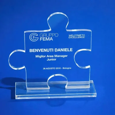 Targa plexiglass sagomata su piedistallo premiazione