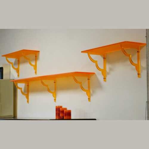 Mensole plexiglass con reggi-mensole traforate arancio fluo, una luce fantastica nella stanza dove sono presenti solo mobili in legno scuro.