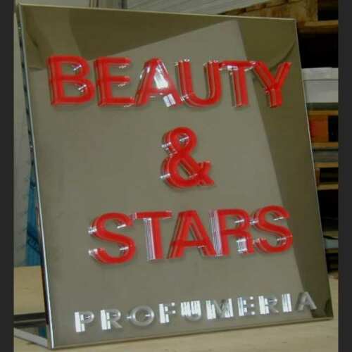 Targa alluminio lettere plexiglass di 10 mm profumeria. In trasparente lo spessore delle lettere da una bella targa con scritte in rilievo