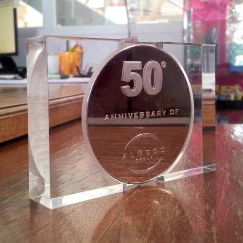 Belle plaque anniversaire société 50 ans du gruppo Almeco, bloc en plexiglas transparent excavé selon les mesures de la médaille en argent