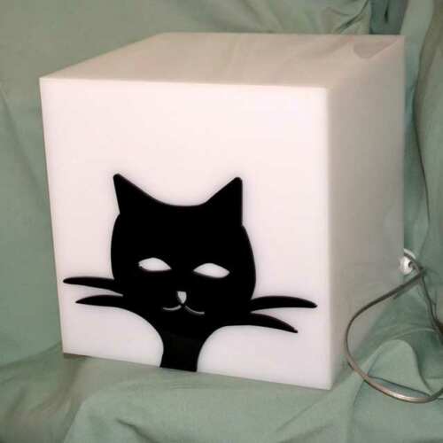 Lampe cube plexiglas chat noir en opale décorée d'un chat également en plexiglas noir brillant pour un joli contraste. Lumière douce