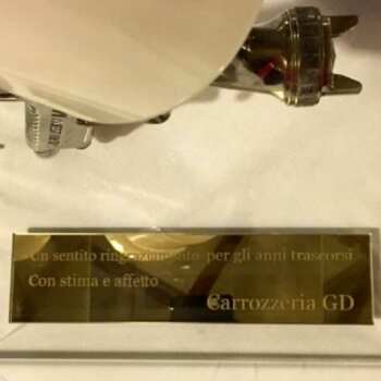 Questo trofeo plexiglass cubo premiazione alla carriera è molto spiritoso, la pistola di verniciatore, con plexiglass è proprio un trofeo