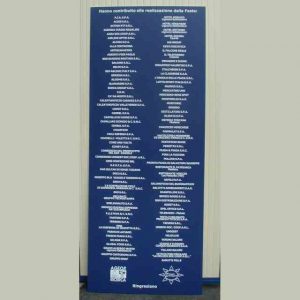 Panneau PVC bleu texte PVC adhésif blanc publicitaire, en 10 mm d'épaisseur, pour remerciements aux membres de la fondation AGEOP répertoriés sur le panneau
