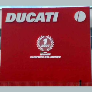 Cartello PVC scritte polistirolo fuori misure realizzato per il Moto Mondiale vinto dalla Ducati nel 2007, sulla facciata dello stabilimento