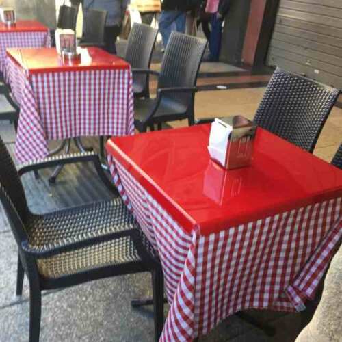 Copri tavoli plexiglass bar colore rosso perfetti, con la tovaglia a quadretti rossi e bianchi. 2 funzioni, proteggono e fermano la tovaglia