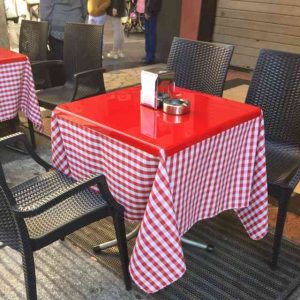 Couvre tables plexiglas rosso plié bar, parfaits avec la nappe à gros carrés. Ils ont 2 fonctions, ils protègent et bloquent la nappe