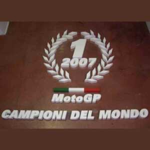 Cartello PVC scritte polistirolo fuori misure realizzato per il Moto Mondiale vinto dalla Ducati nel 2007, sulla facciata dello stabilimento