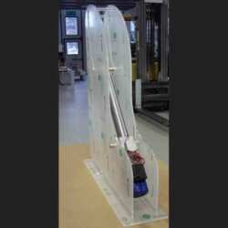 Espositore plexiglass a ponte per l'industria molto grande realizzato per uno stand, tutto in trasparente massello di 20 mm e barre di 40 mm.