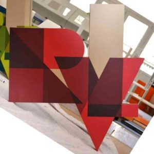Insegne PVC scatolato e PVC adesivo della RVL, tagliato, il PVC assemblato e incollato è un scatola con applicazione di PVC adesivo colorato.