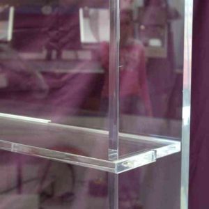 Détail du Meuble plexiglas présentoir à étagères en transparent 10 mm et H 170 cm. Tous les produits sont visibles à 360°. Ouverture à glissière