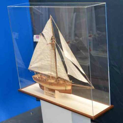 Protection plexiglas pour maquette bateau de bateau créé pour la protection du voilier modélisé. Socle en bois avec fessure pour l'emboîter