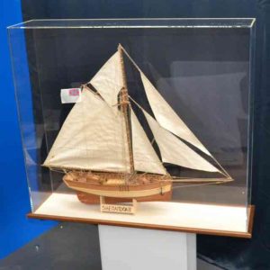 Protection plexiglas pour maquette bateau de bateau créé pour la protection du voilier modélisé. Socle en bois avec fessure pour l'emboîter