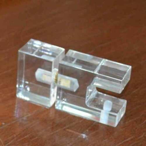 Pezzo articolato plexiglass per ante di mobile trasparente, cerniera studiata per rendersi il più invisibile possibile
